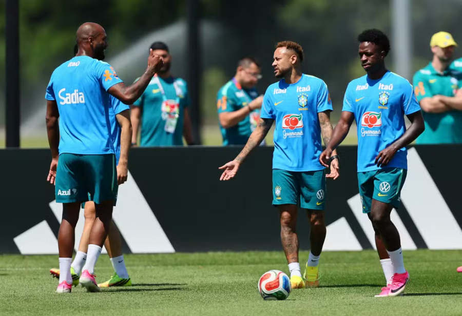 Neymar faz primeiro treino completo com o grupo da Seleção de olho em jogo contra a Escócia